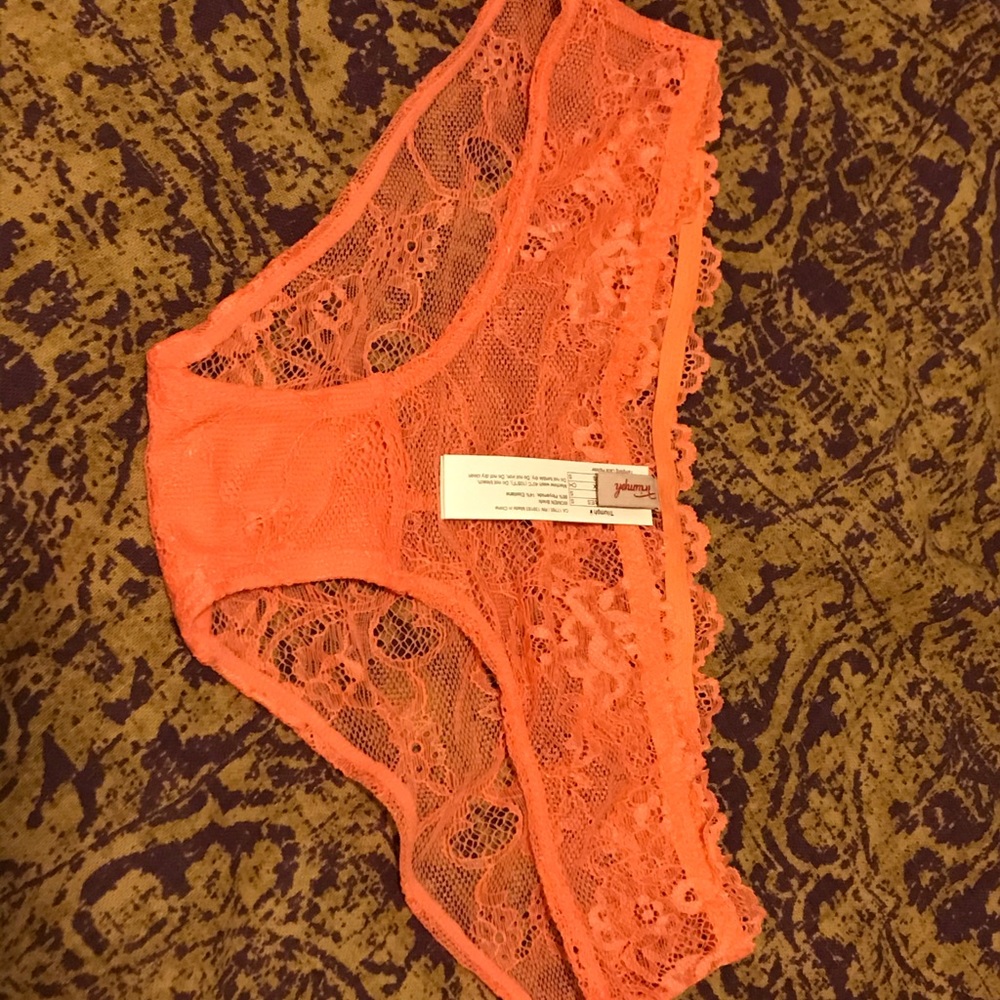 Triumph Tempting Lace Hipster - NWT- Small